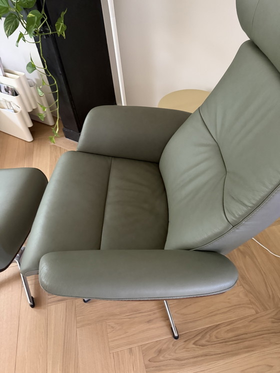 Conformément à la chaise longue Time Out verte – Chaises & fauteuils, Leather, Metal (photo 3 of 8)