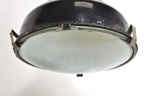 Lampade industriali smaltate con luce superiore, anni '50 – Lampade a sospensione, Metallo (photo 7 of 9)