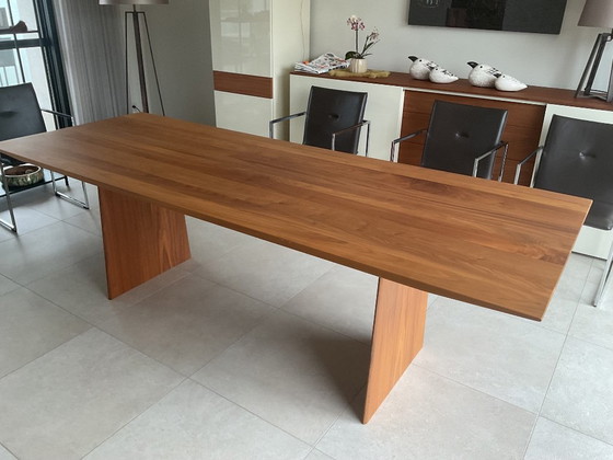 Image 1 of Tafel LANCE in Amerikaanse noten en 6 stoelen