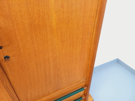 Image 1 of Armario antiguo de madera de roble de los años 50/60.