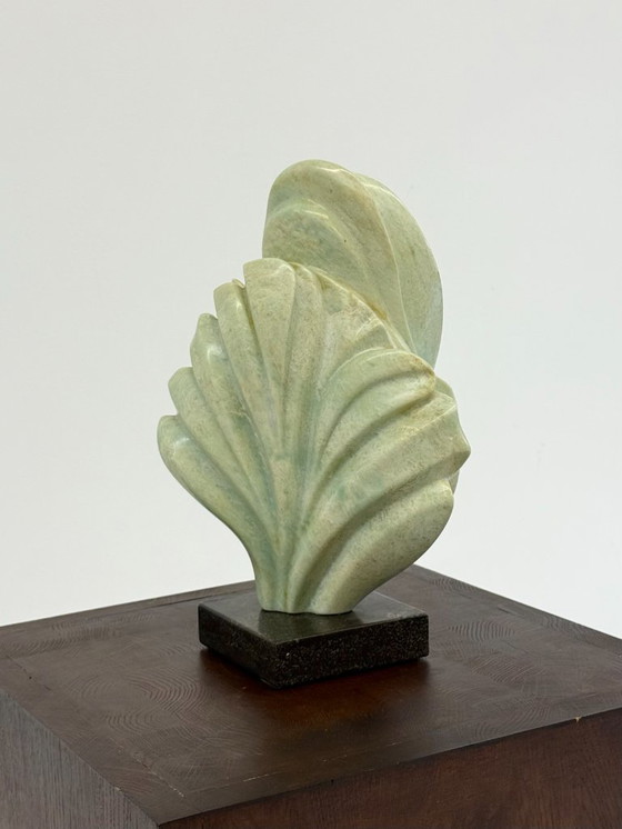 Image 1 of Groene natuursteen sculpture op marmeren Sokkel