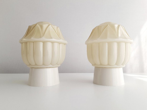 Image 1 of 1 van 2 beige vanille glazen art deco plafondlampen van Thabur in Den Haag, small variant, art deco lamp glazen bol; NOG 2 BESCH