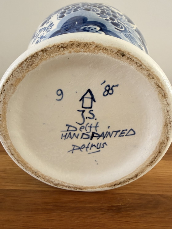 1985 Hand-Painted Delft Blue Lidded Baluster Vase (30 cm) – Signed By Master Painter J.S. – Porcelain (photo 5 of 8)