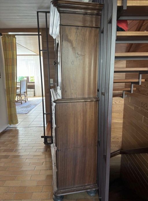 Ce meuble ancien, orné de ferrures en laiton et datant d'environ 1860-1900, présente une patine liée à son âge.