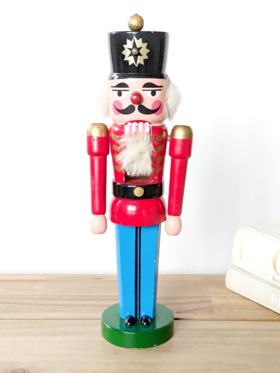 Image 1 of Statuetta tedesca vintage dello Schiaccianoci | Decorazione natalizia in legno fatta a mano