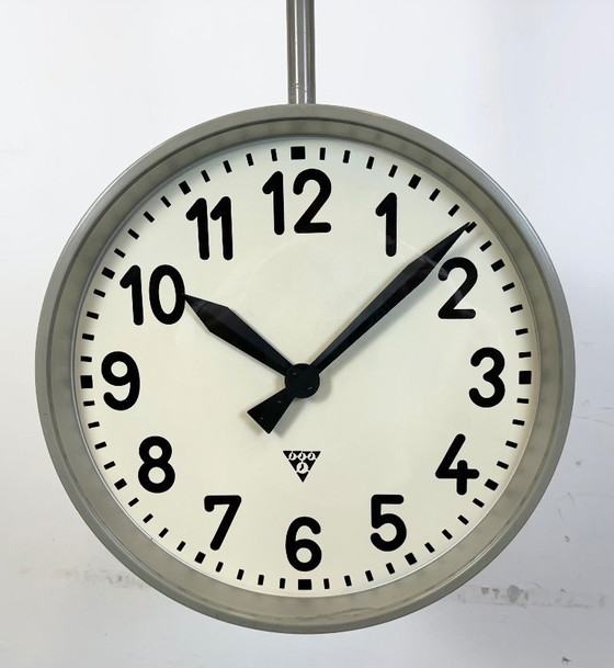 Image 1 of Grote industriële dubbelzijdige spoorweg- of fabrieksklok van Pragotron, jaren 50