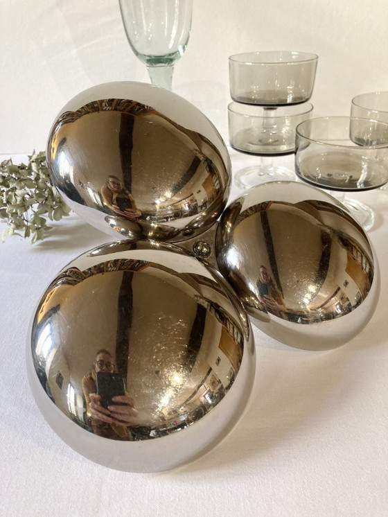 Image 1 of Verzilverde metalen snack-/bedelaarsstand met een dennenappelvormig handvat.