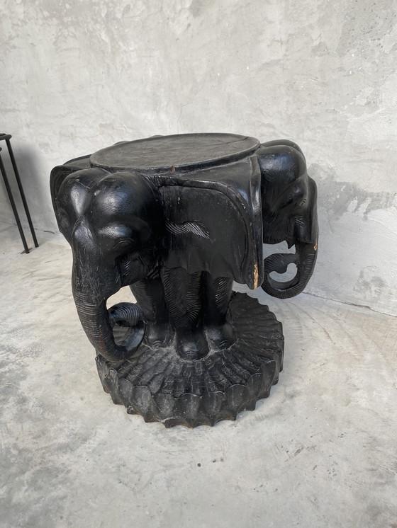 Image 1 of Heel oude hardhouten bijzettafel olifanten reliëf 