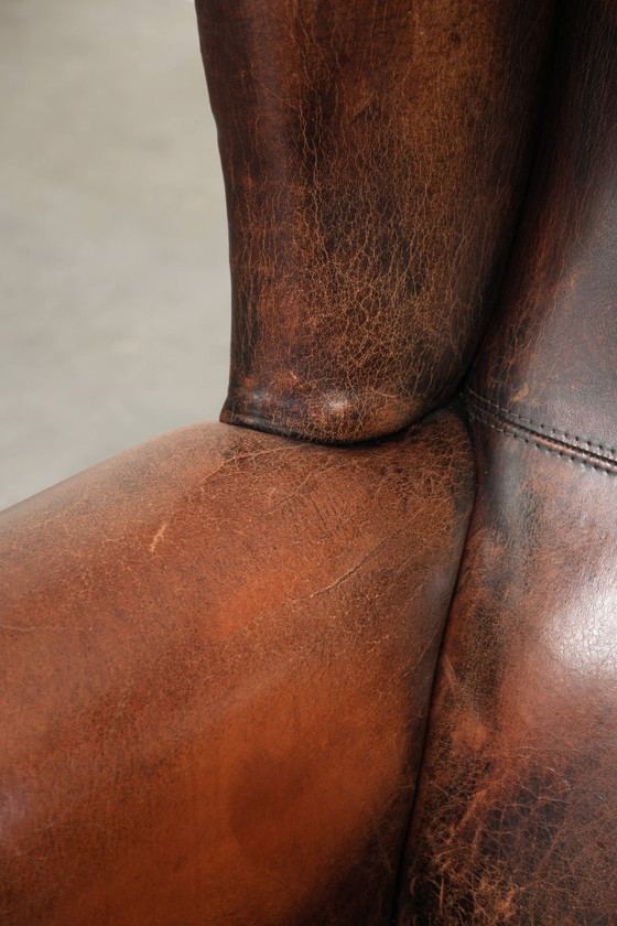 Ruime vintage schapenleren oorfauteuil in een diepe bruine kleur afgewerkt met siernagels – Leather (photo 9 of 17)