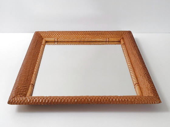 Image 1 of Specchio vintage anni '40-'50 in legno intagliato con motivo a nido d'ape a squame di serpente.