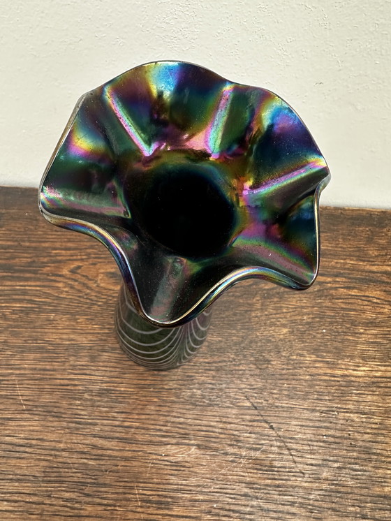 Image 1 of vaas rétro en Verre Irisé à striés et col en volant H P21 cm