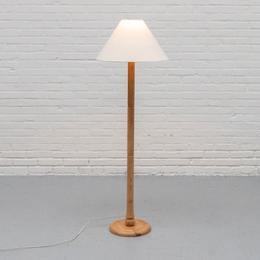 Stehlampe aus Kiefernholz Solbackens Svarveri