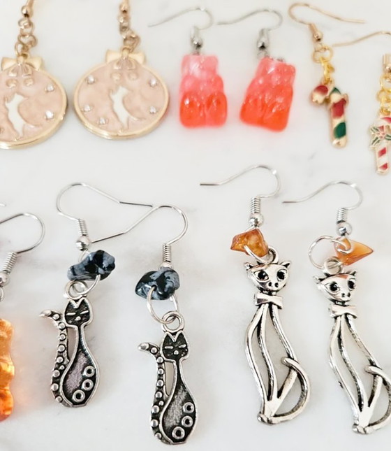 Image 1 of Lot 18 paires boucles d'oreilles fantaisie animaux chat oursons feuilles perles noël et émail