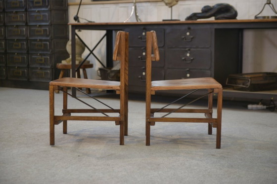 Image 1 of Een paar eikenhouten en lederen stoelen in de stijl van Gerrit Rietveld, jaren 60.