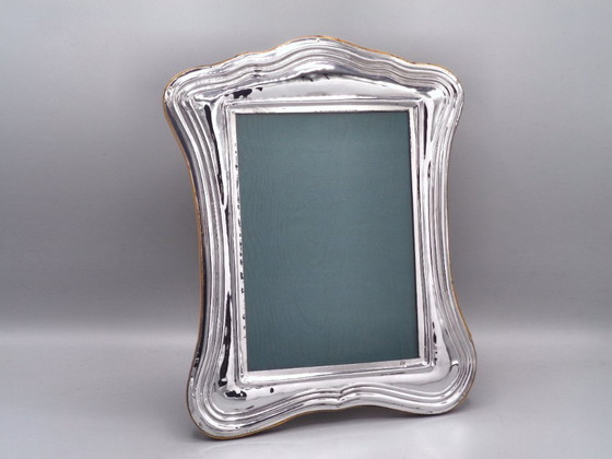Image 1 of Marco de metal plateado repujado a mano, 13 x 18 cm.