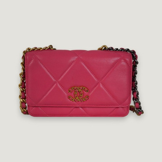 Image 1 of CHANEL PORTEMONNEE AAN KETTING 19