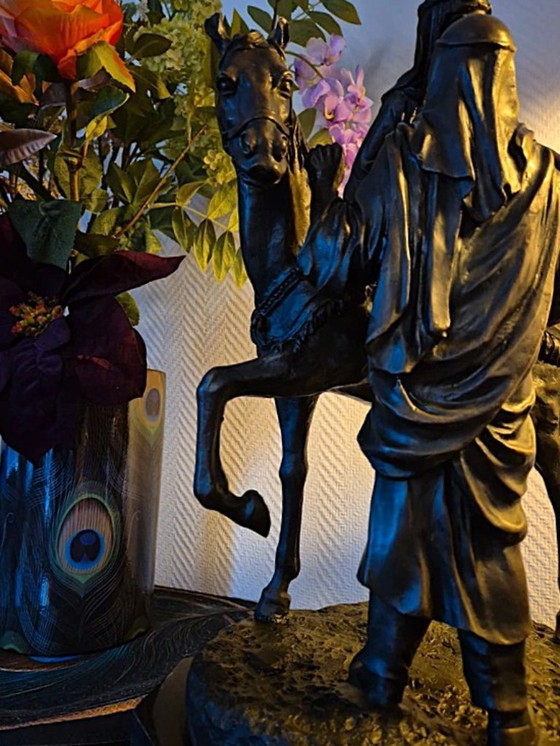 Image 1 of Estatua de bronce de una pareja beduina a caballo