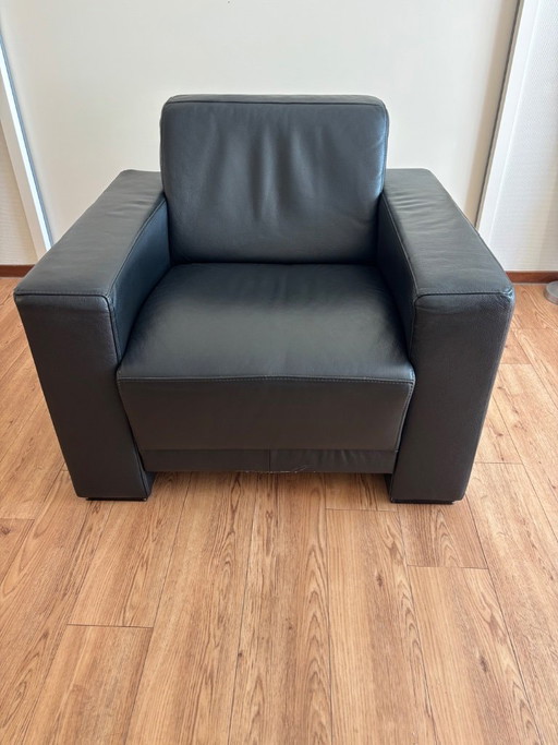 Leather Armchair in Good Condition – fauteuils (photo 2 of 5)
