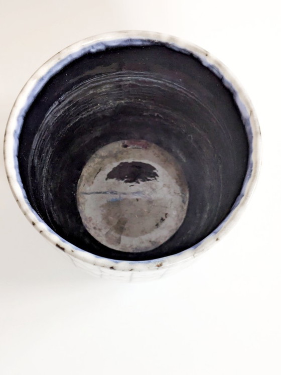 Image 1 of Maceta antigua de mayólica húngara, esmalte blanqueado, diseños de esgrafiado, cerámica de mediados de siglo.