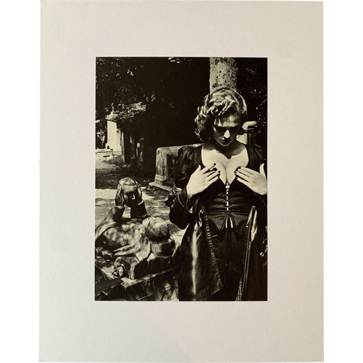 Vintage-Fotogravüre "Père Lachaise, Grab von Talma, Paris" von Helmut Newton, Frankreich 1970