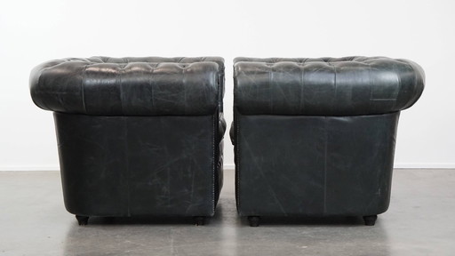 2 x Ruime zwarte chesterfield fauteuil van generfd rundleer