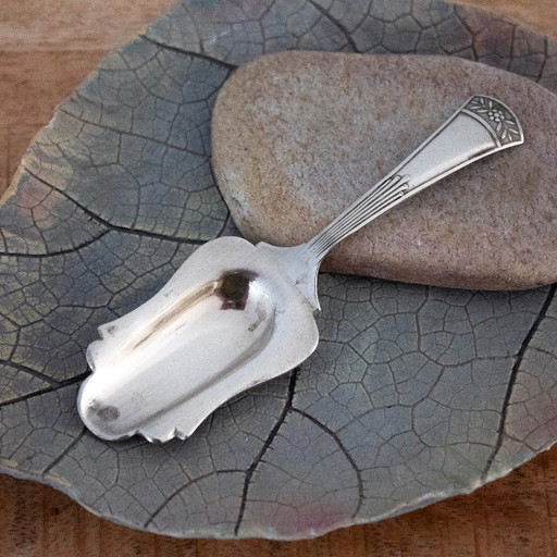 Antiker, versilberter Zuckerlöffel aus den 1910er Jahren mit Punze, Jugendstil