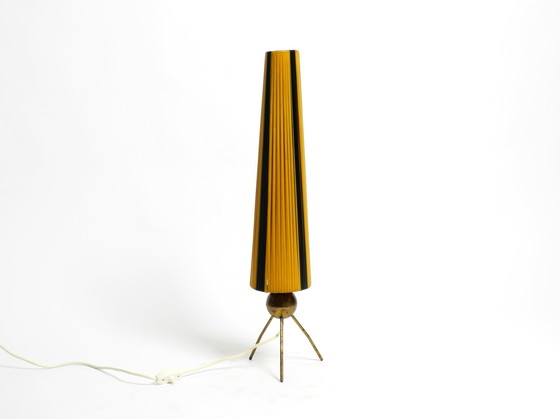 Image 1 of Seltene schöne Mid-Century Modern Tripod Messing Tischlampe mit Wrapped Nylon Strip Lampenschirm