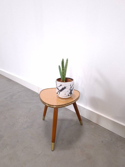 Table d'appoint triangulaire vintage, table à plantes avec plateau en formica aspect bois et bord doré, n° 5