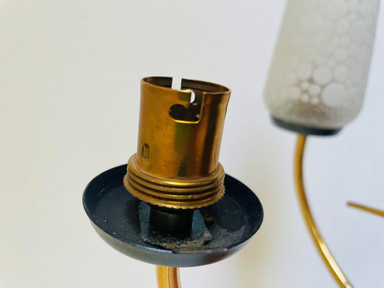 Image 1 of Applique da parete in ottone Mid-Centur Modern con paralumi conici in vetro smerigliato, anni '50, set di 2