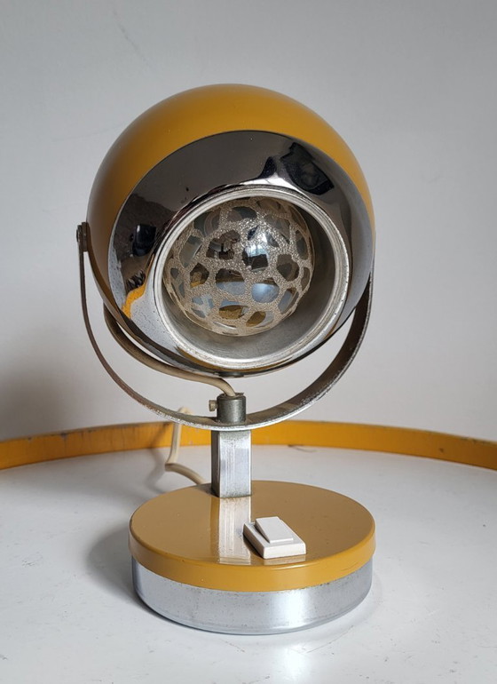 Image 1 of Lampe de table en forme d'œil, style futuriste, couleur jaune mat et finition chromée, années 1960