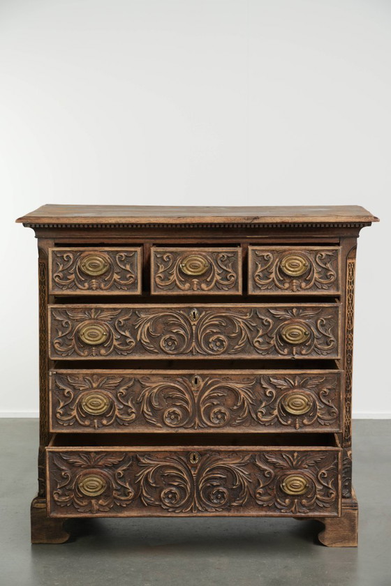 Hermosa cómoda inglesa de roble ricamente tallada del siglo XVIII con detalles únicos y una hermosa pátina (photo 3 of 15)