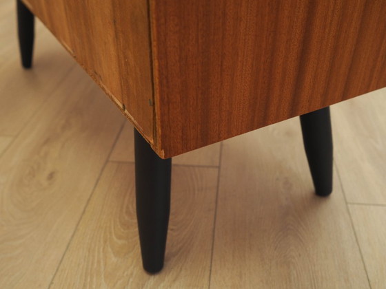 Vitrina danesa con puertas correderas de cristal, chapa de caoba, década de 1970. – Wood (photo 10 of 15)