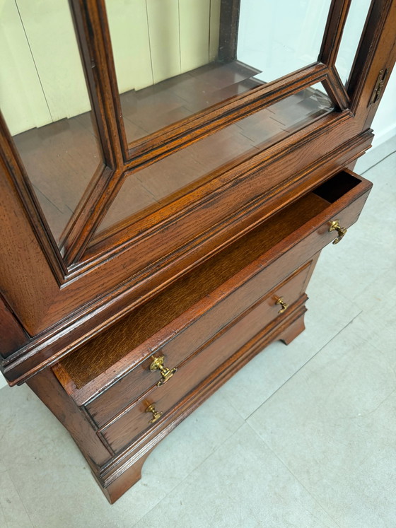Image 1 of Antieke houten vitrinekast met glazen deuren en verlichting
