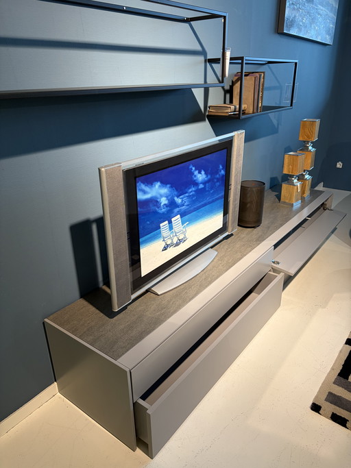 Plataforma de TV mural con estantes de pared