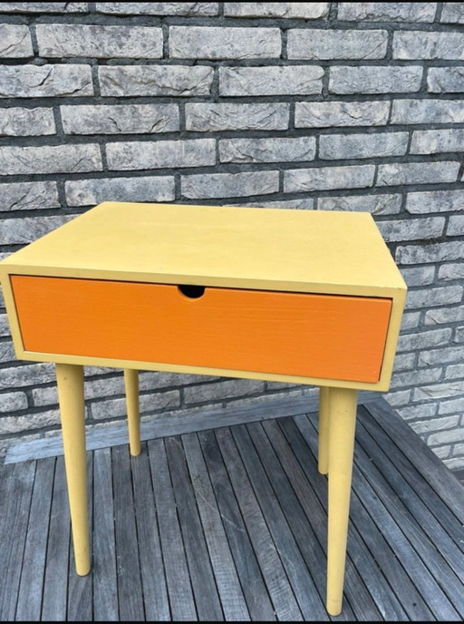 Table de chevet rétro jaune orange