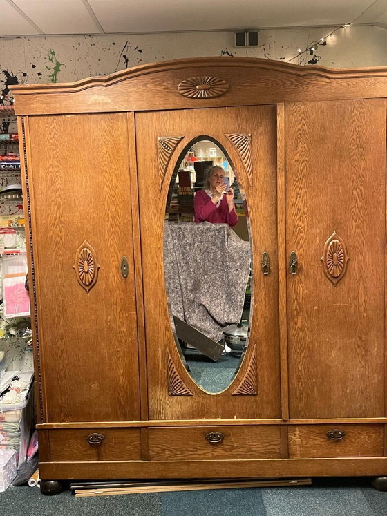 Image 1 of Armario antiguo con 3 puertas, cajones y espejo.