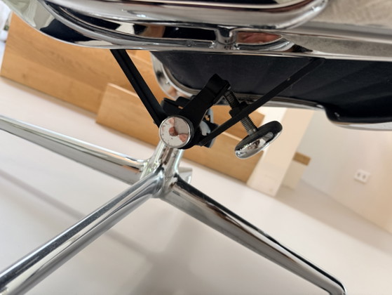Vitra Eames Lounge Sessel 2x – Textile, Aluminium (photo 6 of 6)