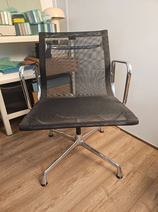 Vitra Eames Chair EA 103 Netweave – draaistoelen, Chrome