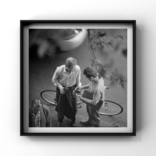 1X Fine Art Print Square | Handelaren En De Racefiets, 1965