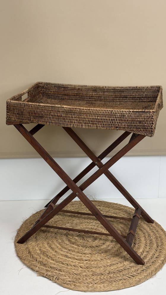 Image 1 of Plateau de service vintage en rotin / plateau de majordome pliant en bois