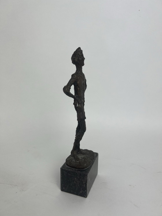 Sculture in bronzo “Het Lieverdje” Carel Kneulman – Marmo (photo 2 of 5)