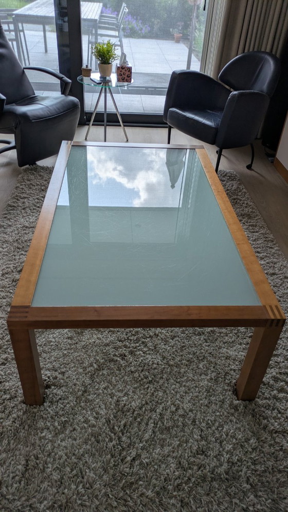 Image 1 of Table basse Arco en bois de cerisier rouge, élégante avec plateau en verre, datant de 1996.