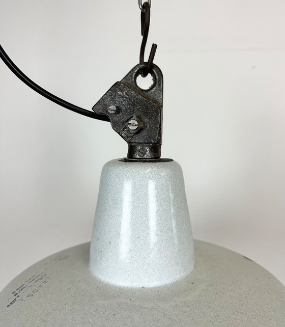 Image 1 of Lampada industriale in smalto bianco con parte superiore in ghisa, anni '60