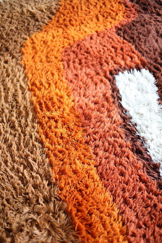 Image 1 of tapis au design futuriste