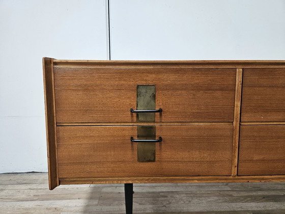Image 1 of Notenhouten ladekast uit de jaren 60 met details van ijzer en messing.
