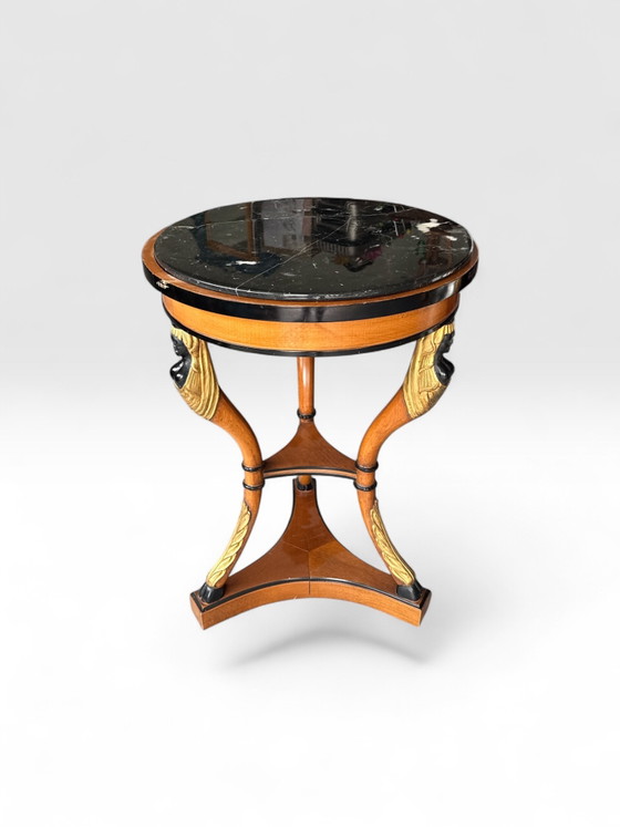 Image 1 of Tavolino d'appoggio a treppiede in stile neoclassico con piano in marmo.