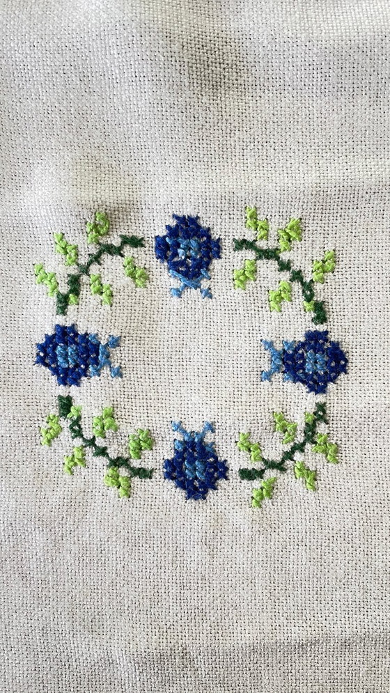 Image 1 of Rectangular embroidered tablecloth + 12 vintage napkins