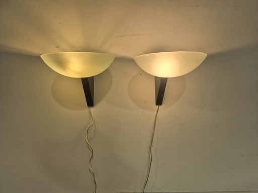 Een paar vintage Italiaanse postmoderne wandlampen
