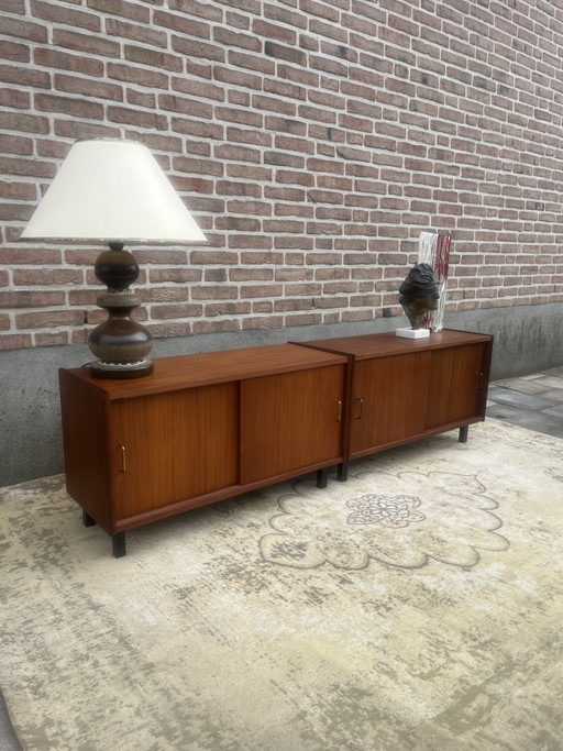 Mueble bajo de TV de teca vintage, un modelo súper moderno con 4 puertas correderas.