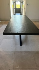 Robusto tavolo da pranzo con piano spesso 12 cm e base verniciata a polvere nera.